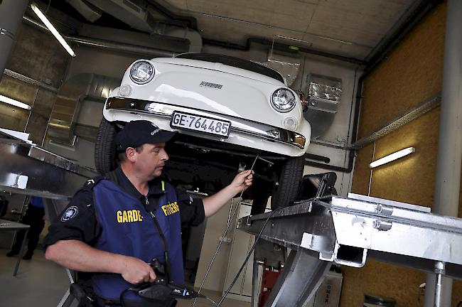 Auch Autos können ganz genau unter die Lupe genommen werden.