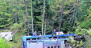 Rund 20 Meter. Der am Nufenen rund 20 Meter tief abgest&uuml;rzte Bus wurde gestern Sonntagvormittag von Fachkr&auml;ften geborgen.  