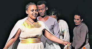 Ber&uuml;hrend. Szene aus &laquo;Hier und Dort&raquo; mit &laquo;Malaika&raquo;: Herzen ber&uuml;hren und Horizonte erweitern. 