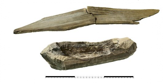 Ein römisches Holzobjekt (oben) und ein eisenzeitliches Holzgefäss mit Brandspuren (unten).