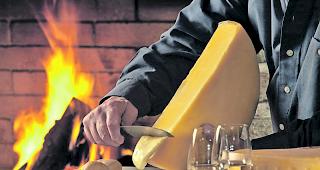 Probleme mit Bakterien. Anfang 2017 waren Dutzende Tonnen Walliser Raclette-K&auml;se von einem Bakterium befallen (Symbolbild).