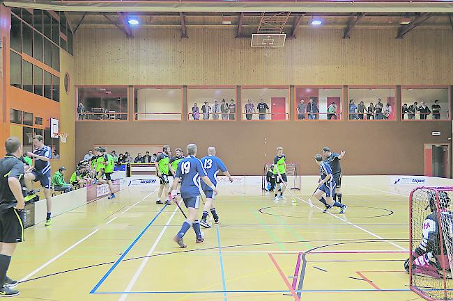 Old Boys Naters-Brig (blau) im Spiel gegen Pfynland.