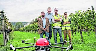Erfolgreiche Vorstellung. Das Agrofly-Team mit seiner Drohne auf dem Versuchsfeld. 