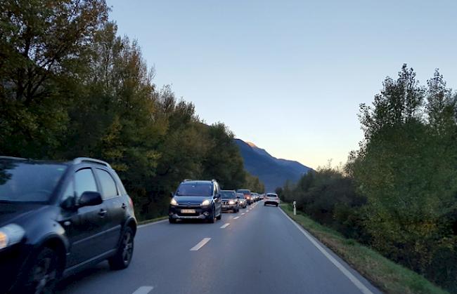 In Richtung Brig. Rückstau auf der Umfahrungsstrasse via Lalden und Brigerbad.