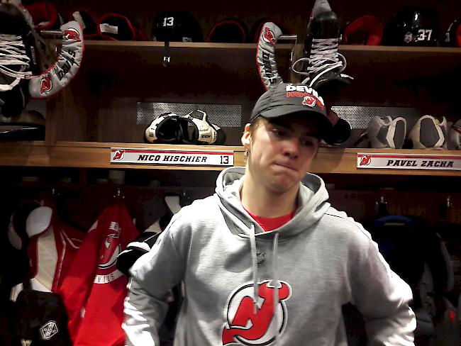 Nico Hischier nach dem letzten Training in der offenen Medienrunde in der Kabine.