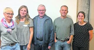 Engagiert. Von links: Judith Bregy, Dina Studer, Pr&auml;sident Arnold Steiner, Gilbert Bregy und Deborah Plaschy bilden den Vorstand von &laquo;Kinderweeelten&raquo;. 