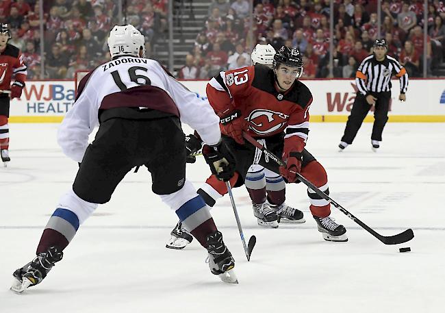 Nico Hischier deutete sein Potenzial bei seiner Premiere diverse Male an, hier gegen Colorados Nikita Zadorow.