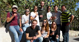 Jubil&auml;ums-Weinf&uuml;hrer Anselmo Loretan mit Luzerner G&auml;stegruppe und Gastgeber Diego Roten von der Kellerei &laquo;Domaine de l&rsquo;Enfer&raquo;.