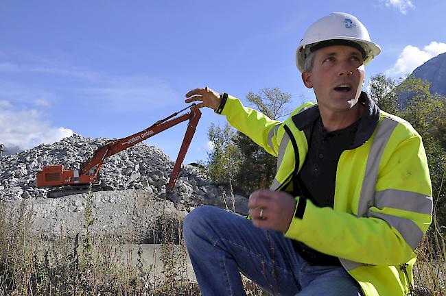 Beat Haller vom Schweizerischen Fachverband Kies- und Betonindustrie bei der Exkursion im Kieswerk der Volken Gruppe.