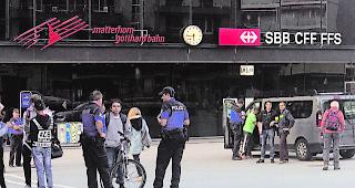 Markierten Pr&auml;senz. W&auml;hrend zweier Tage haben Kantonspolizei, Gemeindepolizeien und Grenzwachtkorps an verschiedenen Bahnh&ouml;fen (im Bild der Bahnhof Visp) und in Z&uuml;gen &uuml;ber 280 Personen &uuml;berpr&uuml;ft.  