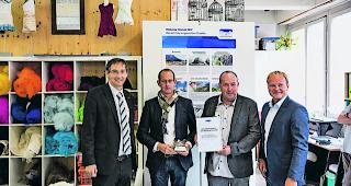 Ausgezeichnet. Jury-Pr&auml;sident Thomas Egger (links) &uuml;berreicht den Vertretern von Ausserberg den mit 3000 Franken dotierten Anerkennungspreis. 