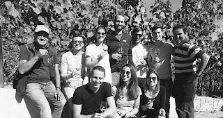 Geniesser. Von links: Jubil&auml;ums-Weinf&uuml;hrer Anselmo Loretan mit Luzerner G&auml;stegruppe und Gastgeber Diego Roten von der Kellerei &laquo;Domaine de l&rsquo;Enfer&raquo;. 