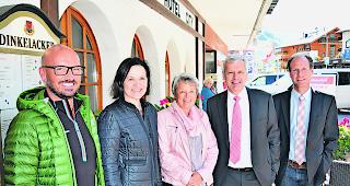 Engagiert. Von links: Kilian Ambord, Direktor Pflege und MTT SZO; Esther Waeber-Kalbermatten, Staatsr&auml;tin; Verena SarbachBodenm&uuml;ller, Verwaltungsratsvizepr&auml;sidentin Spital Wallis; Prof. Dominique Arlettaz, Verwaltungsratspr&auml;sident Spital Wallis; Hugo Burgener, Direktor Spitalzentrum Oberwallis SZO.  