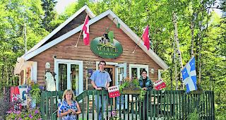 Walliser in &Uuml;bersee. Bernadette Bender, hier zusammen mit S&eacute;bastien und Nadia (von links), lebt seit 16 Jahren auf dem Campingplatz &laquo;Domaine des Dunes&raquo; im kanadischen Qu&eacute;bec.  