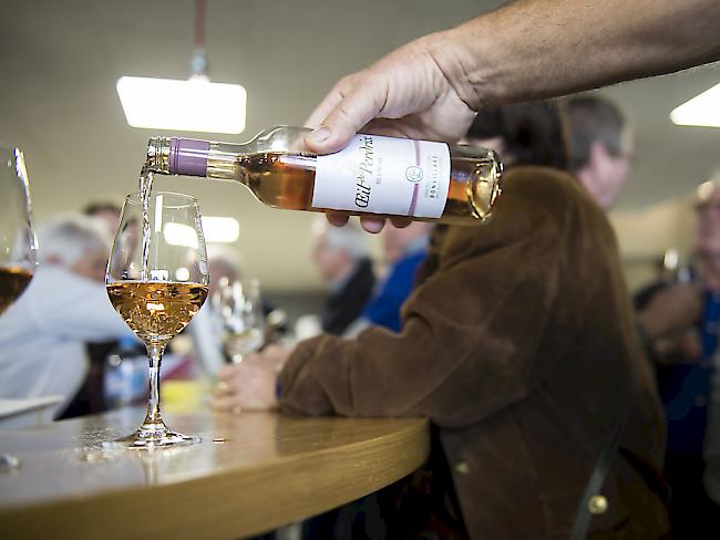 Vor allem in der Deutschschweiz kommt weniger häufig Wein auf den Tisch. (Archivbild)