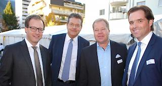 Die beiden Verwaltungsr&auml;te Pascal Indermitte (links) und Pierre-Alain Grichting (3. v.l.) mit den Mitgliedern der Generaldirektion, Pr&auml;sident Pascal Perruchoud (2. v.l.) und Oliver Schnyder. Gleich geht`s los.