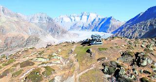 Moosfluh-Krete. Im Bereich der Krete der Moosfluh links der Bergstation der Gletscher-Bahn Moosfluh bewegen sich die Rutschungen im Bereich von 0,5 Zentimeter pro Tag.  