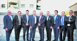 WKB-F&uuml;hrungsetage. Von links: Nicolas Debons (GD), Pascal Indermitte (VR), Pascal Perruchoud (Pr&auml;sident GD), Stephan Imboden (VR-Vize), Jean-Daniel Papilloud (VR-Pr&auml;sident), Pierre-Alain Grichting (VR), Oliver Schnyder (GD), Christian Donz&eacute; (GD) und Mario Kalbermatter (Direktor und Leiter Region Oberwallis). 