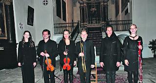 Ein gefreutes Sextett. Von links: Franziska Andrea Heinzen (Sopran), Didier Furrer und Fabienne Imoberdorf (Violinen), Tobias Salzgeber (Barocktrompete), Sarah Brunner (Cembalo), Natalie Holzer (Fagott). 