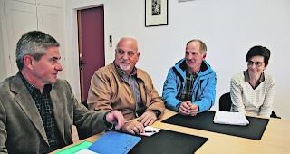 Entt&auml;uscht. Marcel Zenh&auml;usern (Gemeindepr&auml;sident Turtmann-Unterems), Georges J&auml;ger (Burgerpr&auml;sident Turtmann), Beat Imhof (Pr&auml;sident OLK) und Rosmarie Ritz (Gesch&auml;ftsf&uuml;hrerin OLK) (von links) bedauern den Entscheid der Eringerviehzuchtgenossenschaften. 