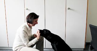 Aufs Wort. Imara erlernt ihre Aufgaben und erh&auml;lt als Belohnung Futter.