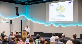 Aufmerksam. Die Teilnehmer im World Nature Forum.