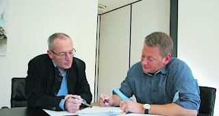 M&uuml;ssen abwarten. Franz Schmid, Stiftungsratspr&auml;sident des Martinsheims, und Stiftungsratsmitglied Marc Wyssen (rechts) hoffen, dass der Staatsrat rasch eine Entscheidung zu ihren Gunsten f&auml;llt.  
