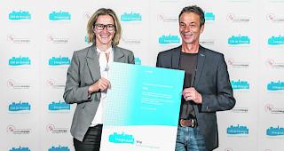 Auszeichnung. Gemeinder&auml;tin Stefanie Zimmermann und Energiestadtberater Adi Imesch pr&auml;sentieren das Energiestadt-Label. 