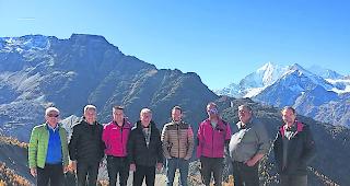 Guter Dinge. Verwaltungsrat, CEO und Stellvertreter der TUG AG freuen sich &uuml;ber die neue Sesselbahn Plattja-Seetalhorn. 