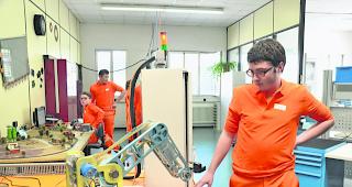 Motiviert. Die Lehrlinge geben Einblick in ihre Arbeit. 