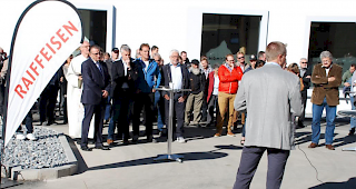 Bankleiter Karlheinz Fux begr&uuml;sst die G&auml;ste.
