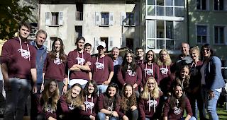 Ein grosser Tag: Die versammelten Jungb&uuml;rger samt Mitgliedern des Gemeinderats auf dem Marktplatz.