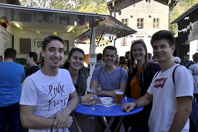 Jugend verbindet: Steger und Gampjer Jugendliche gut gelaunt beim frühen Umtrunk.