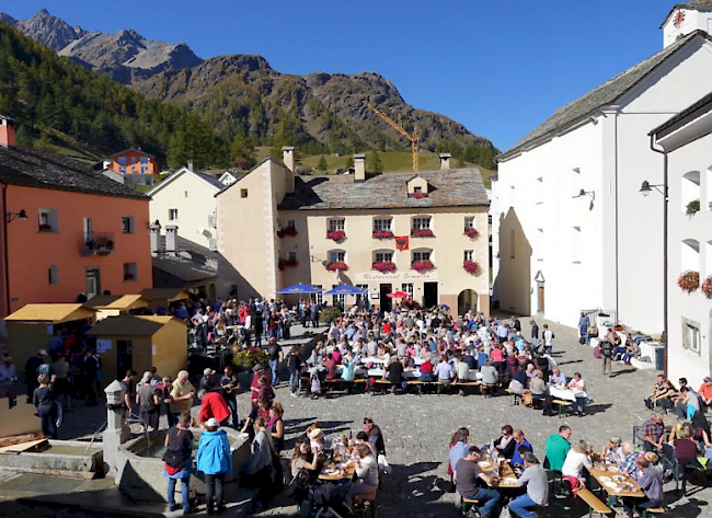 Ein voll besetzter Simpiler Dorfplatz als Aushängeschild für die Castagnata.
