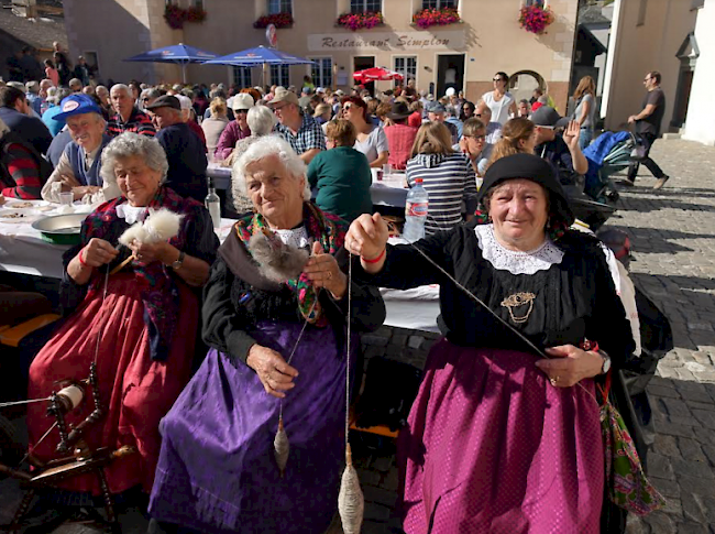 Die Trontaner Trachtenfrauen führten das Spinnwek vor.