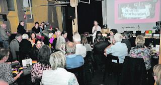 Spurlos vorhanden. Denise Eyer-Oggier f&uuml;hrte durch den kunterbunten Abend im Zeughaus Kultur.