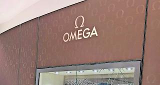 Ausger&auml;umt. Vitrine in der Zermatter Omega-Boutique. 