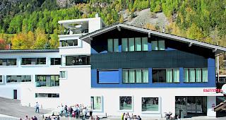 M&auml;chtiger Komplex. Das neue Zentrum der Raiffeisenbank Mischabel-Matterhorn.