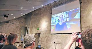 Weiterverwerten. Ein Film zeigte im Schloss Leuk auf, wie einheimische Betriebe mit Resten von Nahrungsmitteln umgehen: Das eine wird Biogas, das andere Paniermehl&hellip;  