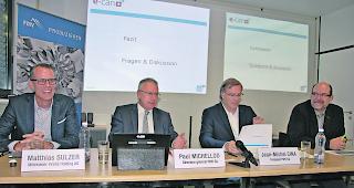 Neues Modell. Matthias Sulzer (Inretis AG), Paul Michellod (Direktor FMV), Jean-Michel Cina (VR-Pr&auml;sident FMV) und Michel Schwery (Direktor EnAlpin) pr&auml;sentierten gestern das gemeinsam entwickelte Gesch&auml;ftsmodell, mit dem sie &ouml;kologisch sensibilisierte Kunden gewinnen wollen. 