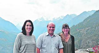 Motiviert. Erna Willisch, Pr&auml;sidentin der Vereinigung der schulischen Mediatoren/-innen Oberwallis, Thomas Richter, Begr&uuml;nder und Leiter des SIG (Schweizerisches Institut f&uuml;r Gewaltpr&auml;vention), und Veronique Ruppen, Psychologin ZET (von links).  