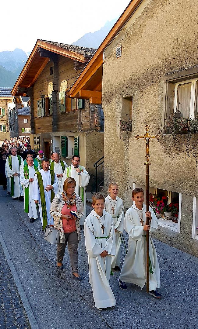 Mit frohen Gesichtern machten sich die Pilger auf den Weg, um für kirchliche Berufe zu beten.