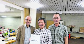 Ehrenurkunde. Arthur Anthamatten (Mitte) flankiert von Sektionspr&auml;sident Stefan Goerre (links) und H&uuml;ttenchef Andreas Dettwiler (rechts). 