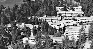 Heute undenkbar. Das Feriendorf, hingepflanzt auf 60000 m2 in einen lichten Wald.