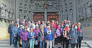 Kathedrale Freiburg. Oberwalliser Kulturbegeisterte vor dem kunstvollen Eingangstor.  