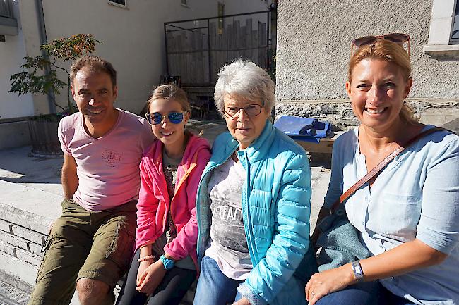 Roger (46), Chloé (11) und Simona Grimm (45) aus Einsiedeln SZ und Thérèse Grimm (71) aus Steg.