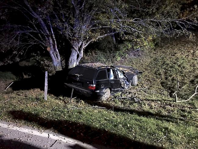 Bei Nax hat sich in der Nacht auf Donnerstag ein schwerer Verkehrsunfall ereignet, der zwei Menschenleben forderte. 