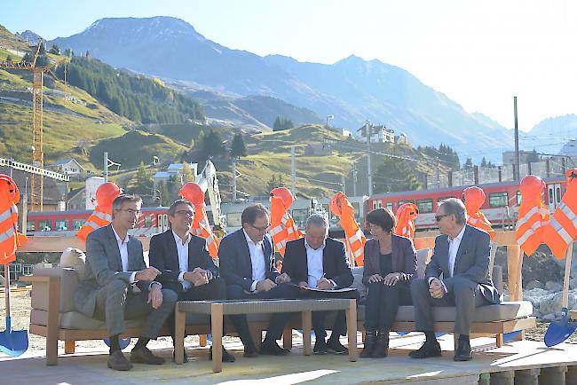 Urkundenunterzeichnung (von links): Franz-Xaver Simmen (CEO ASA), Markus Schmid (CEO Schmid), Fernando Lehner (CEO BVZ), Samih O. Sawiris (VRP ASA), Alice Kalbermatter (CFO BVZ) und Hans Schmid (VRP Schmid).