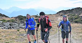 Wanderer. Sebastian und Rafi Imhof mit ihrem Berner Kollegen Michael Kambly (von links) vor dem letzten kurzen Aufstieg hinauf auf die Moosfluh.  