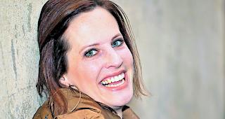 Weiss Bescheid. Farb- und Modestilberaterin Tatjana Gsponer weiss, wie Best Ager stilvoll durchs Alter kommen. 